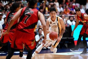 全站APP下载-广厦男篮训练开放日；清晨回应争议引欢呼；荷甲在即；资深球员宣示担当(贾旭明新闻晚知道完整版)