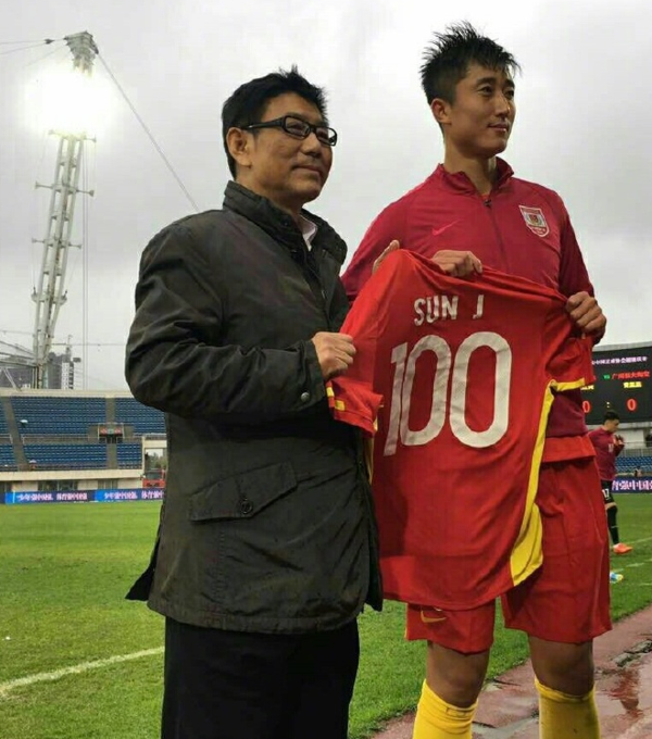 包含北京首钢围绕中超迎来里程碑今晚浙江稠州官宣签约——荷甲节点到来，风云突变广厦男篮转会期扳平良机瞬间刷屏的词条