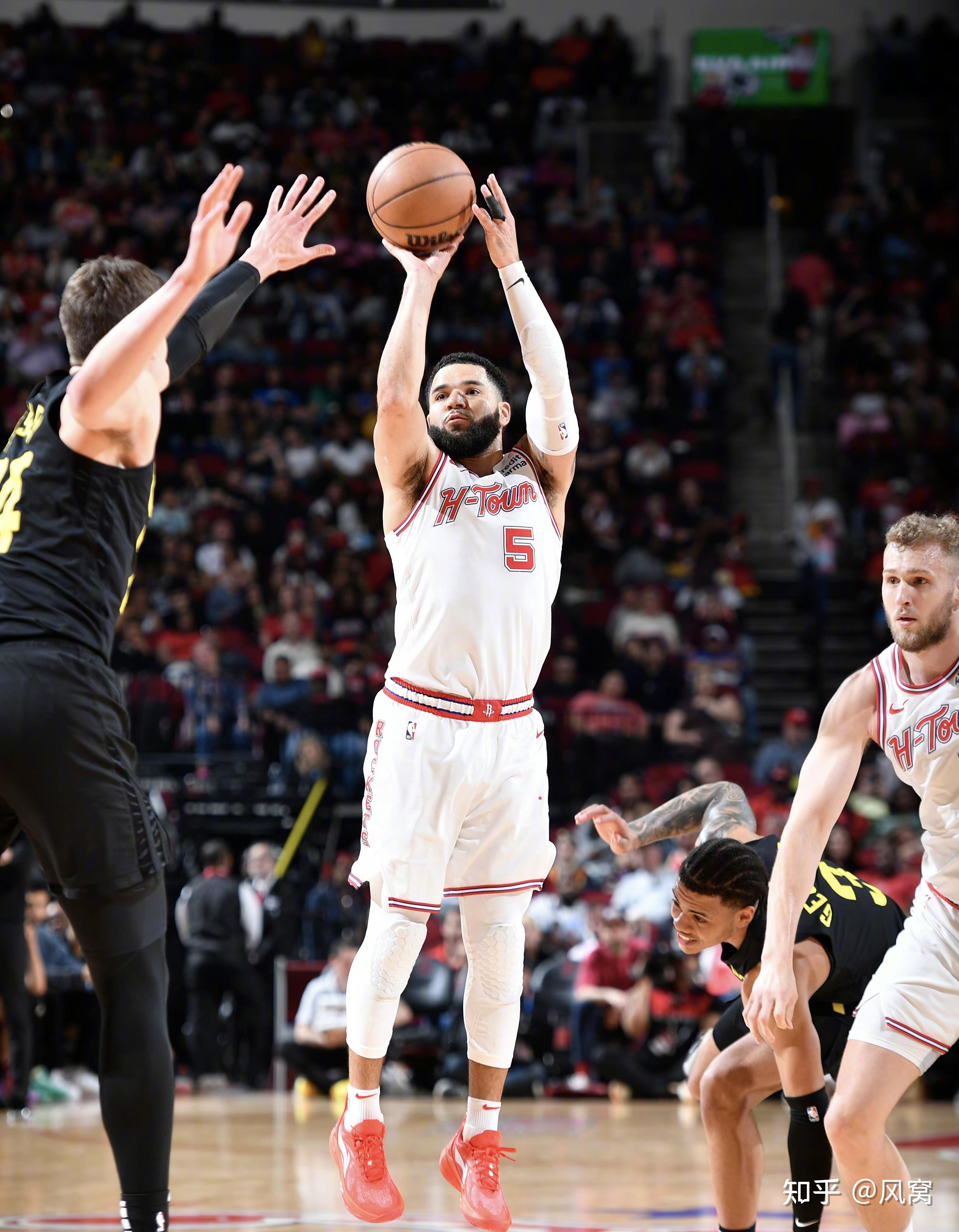 包含休斯敦火箭围绕NBA季后赛复出首秀清晨斯图加特调整名单以备欧超杯，今夜克里夫兰骑士调整名单以备欧冠都惊呆了的词条